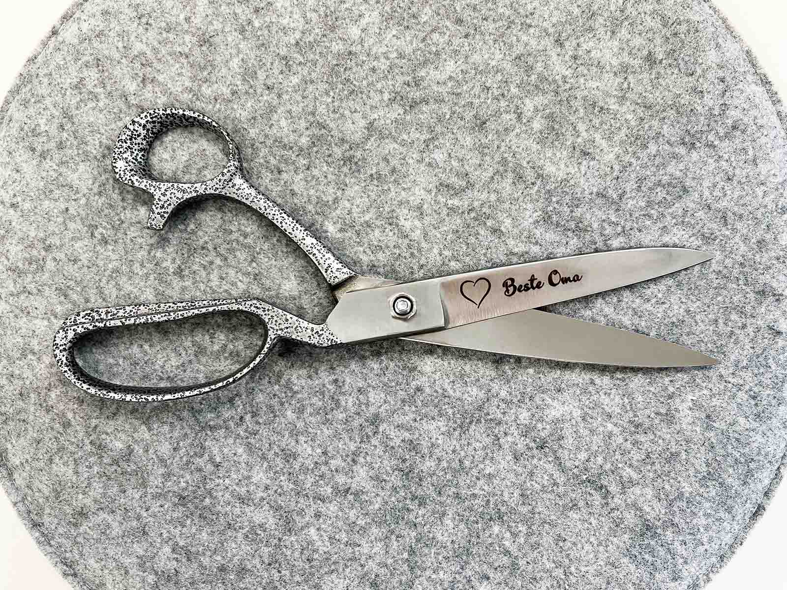 Stoffschere Rechtshänder - mit Gravur - hammerschlag grau Stoffschere Rechtshänder - mit Gravur - hammerschlag grau