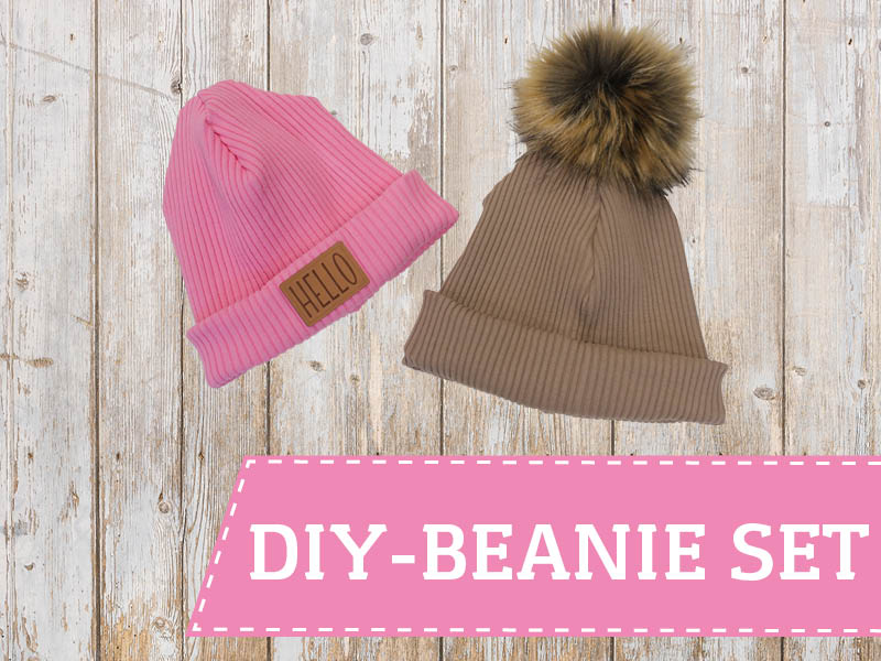 DIY Beanie-Set mit Rippenbündchen, Label und Pompon + kostenloses Schnittmuster DIY Beanie-Set mit Rippenbündchen, Label und Pompon + kostenloses Schnittmuster