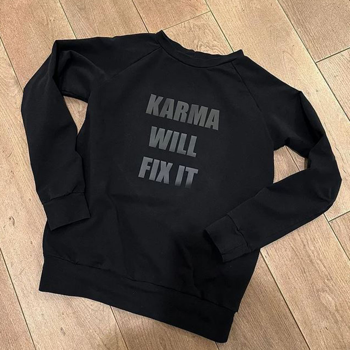 Bügelbild - "Karma Will Fix It" in schwarz