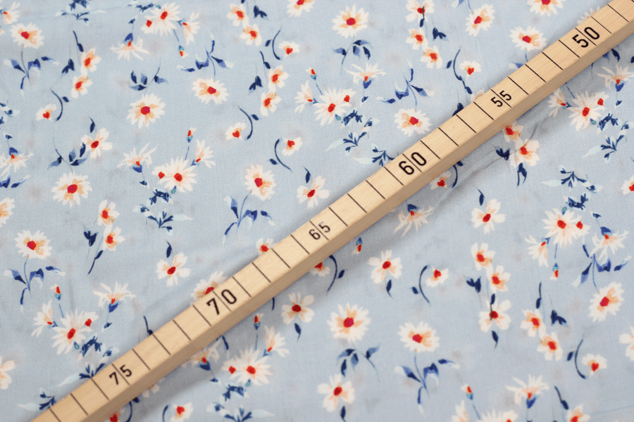 Viskose Webware - himmelblau mit Blumen - Amy Fleur von Hilco | SEEMANNsgarn Stoffe Viskose Webware Amy Fleur von Hilco bei SEEMANNSgarn