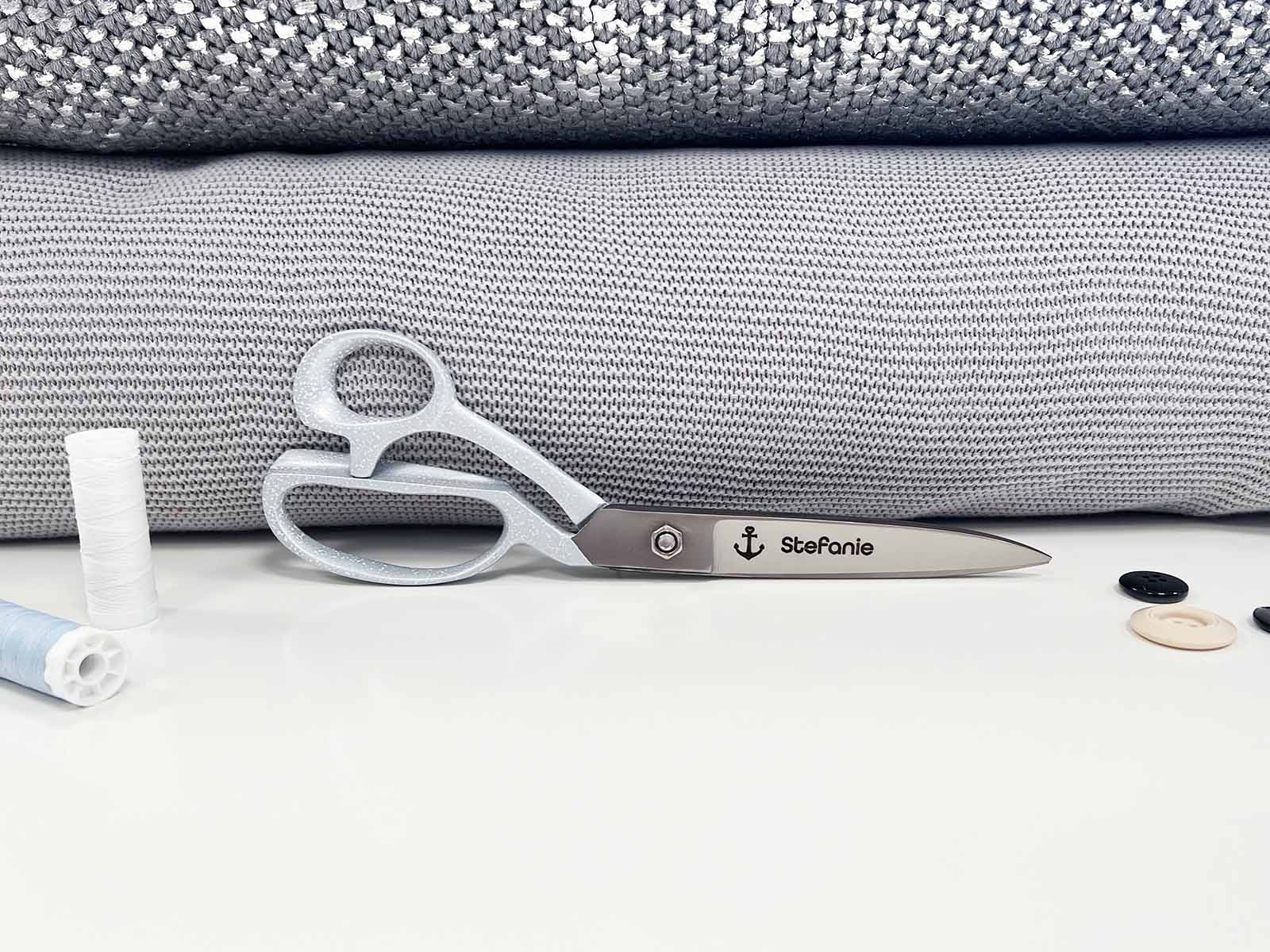 Stoffschere Rechtshänder - mit Gravur - hammerschlag silber Stoffschere Rechtshänder - mit Gravur - hammerschlag silber