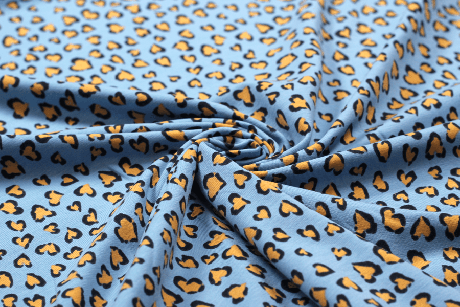 Jersey Leopard Hearts von Ilja Fabrics in blau
