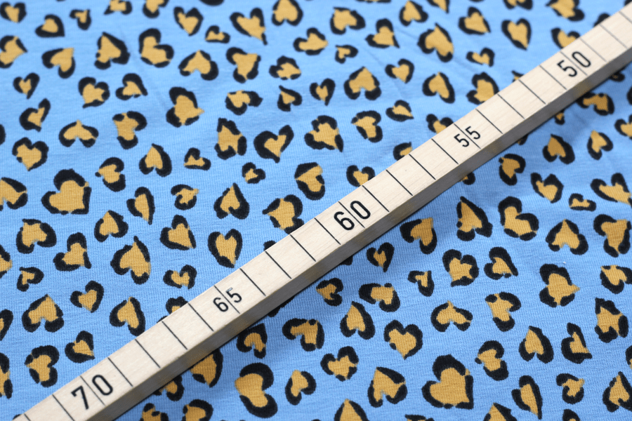 Jersey Leopard Hearts von Ilja Fabrics in blau