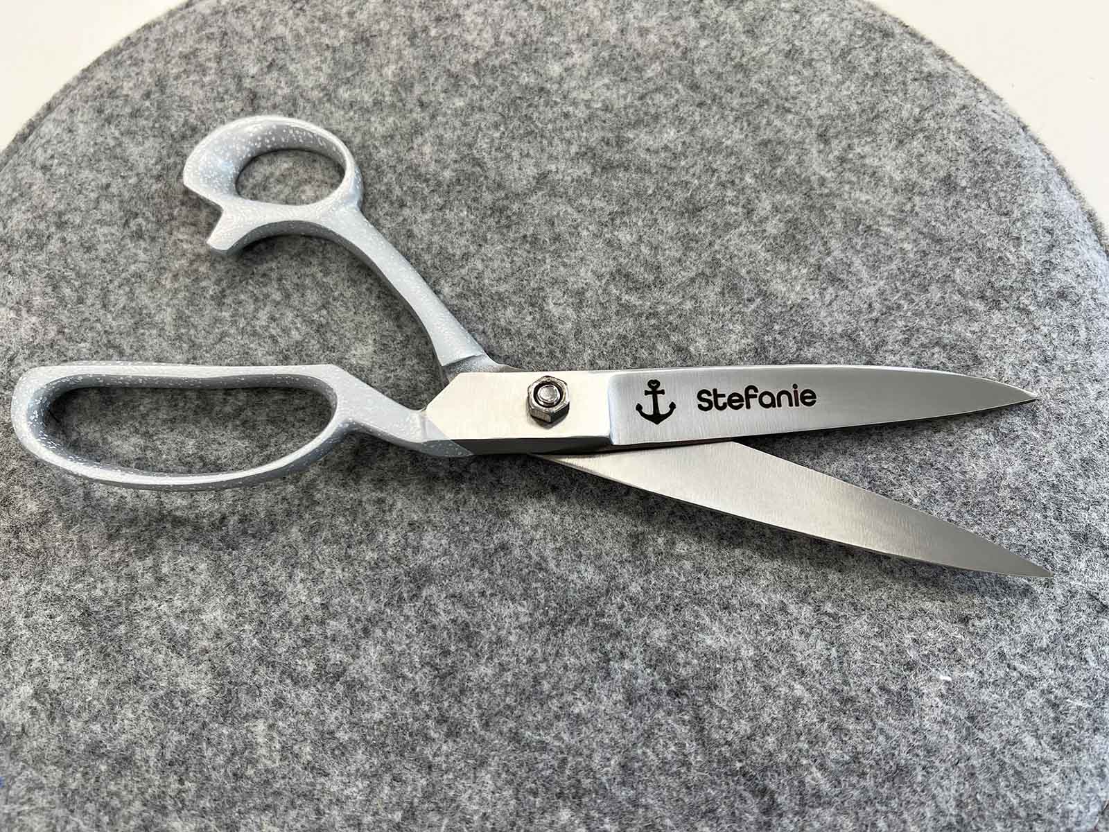 Stoffschere Rechtshänder - mit Gravur - hammerschlag silber