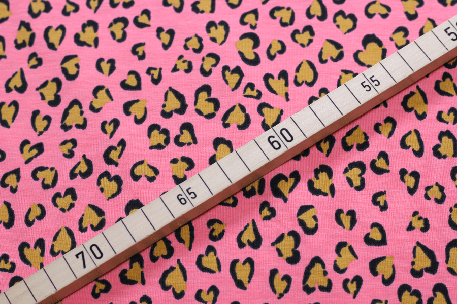 Jersey Leopard Hearts von Ilja Fabrics in lachsfarben Jersey Leopard Hearts von Ilja Fabrics in lachsfarben