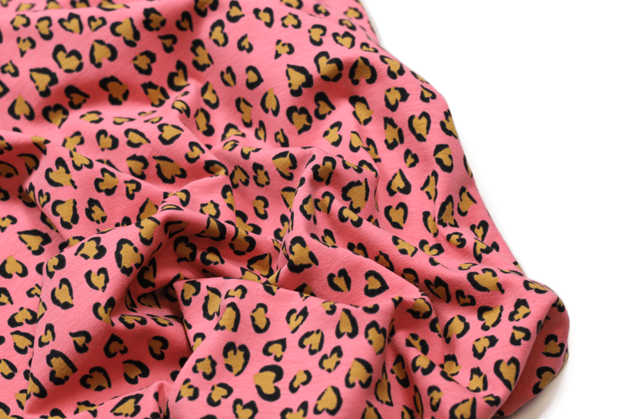 Jersey Leopard Hearts von Ilja Fabrics in lachsfarben Jersey Leopard Hearts von Ilja Fabrics in lachsfarben
