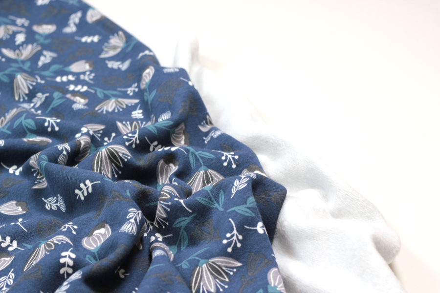 Alpenfleece - "Flower Mix" in blau | S&W Stoffe Alpenfleece mit Blumen in blau | S&W Stoffe